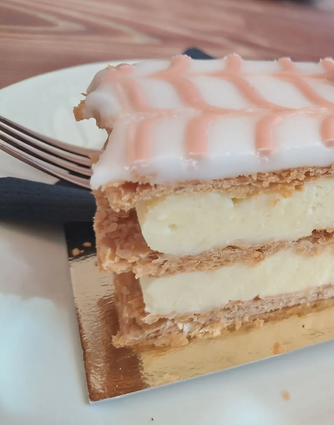 Řez kremešem, patrné vrstvy těsta a krému